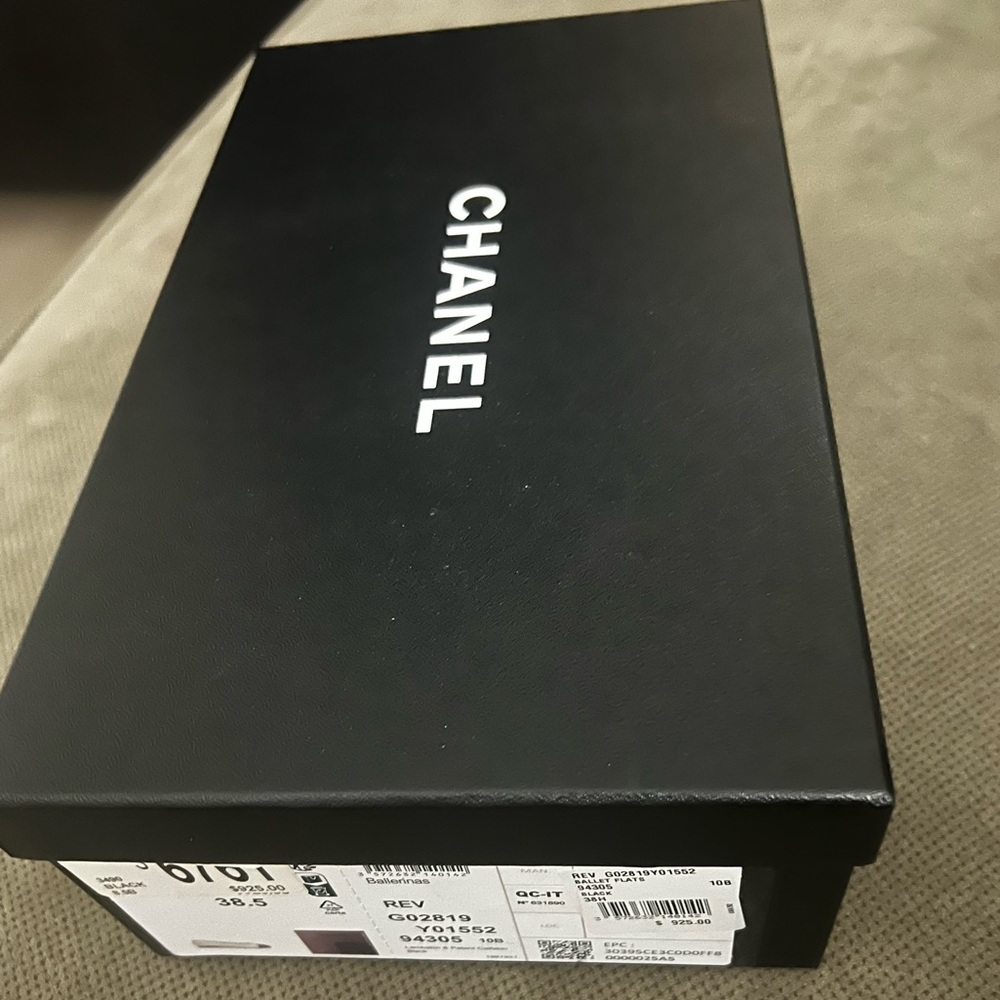 CHANEL Black Box with White Logo - Picture 3 of 11